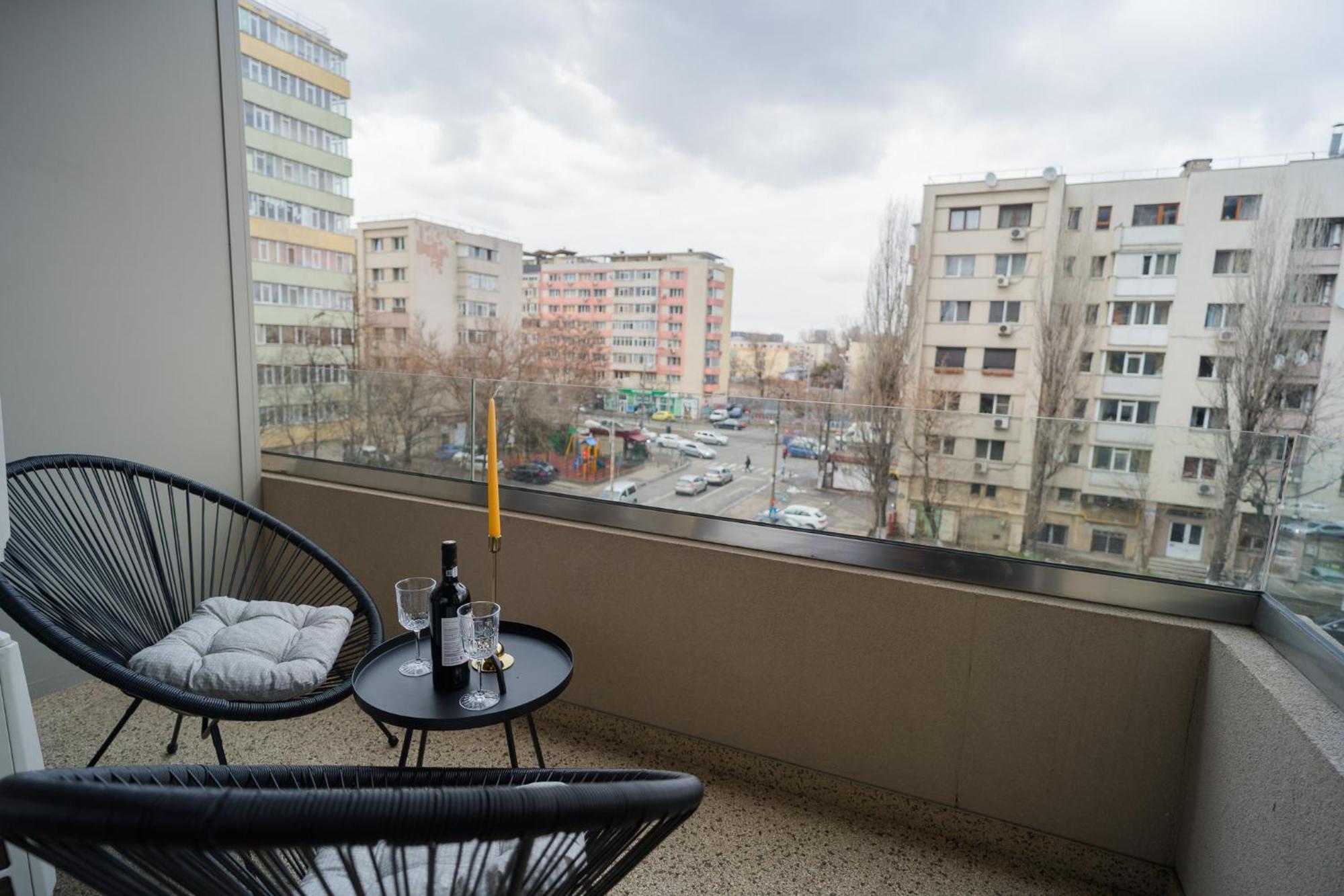 Central Apartments With City View & Large Balcony Bucharest Exterior photo