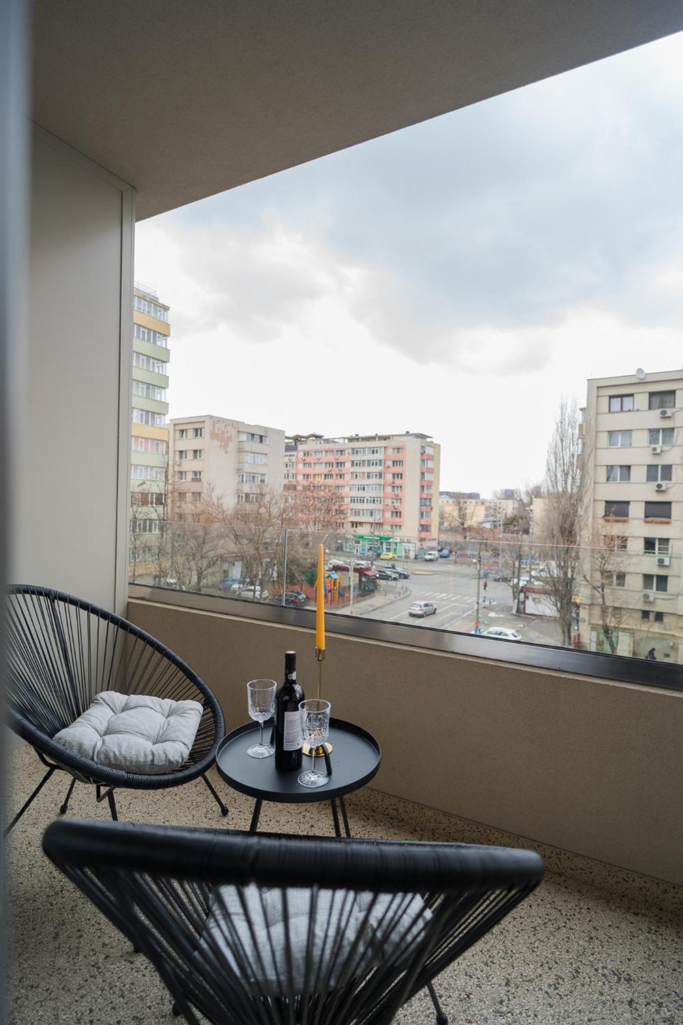 Central Apartments With City View & Large Balcony Bucharest Exterior photo
