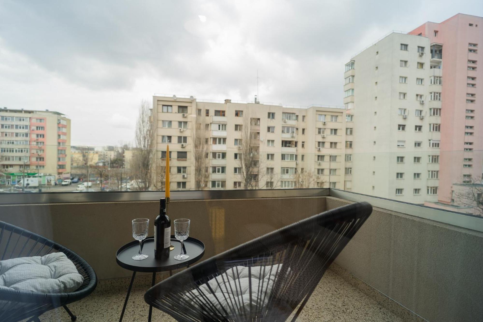 Central Apartments With City View & Large Balcony Bucharest Exterior photo